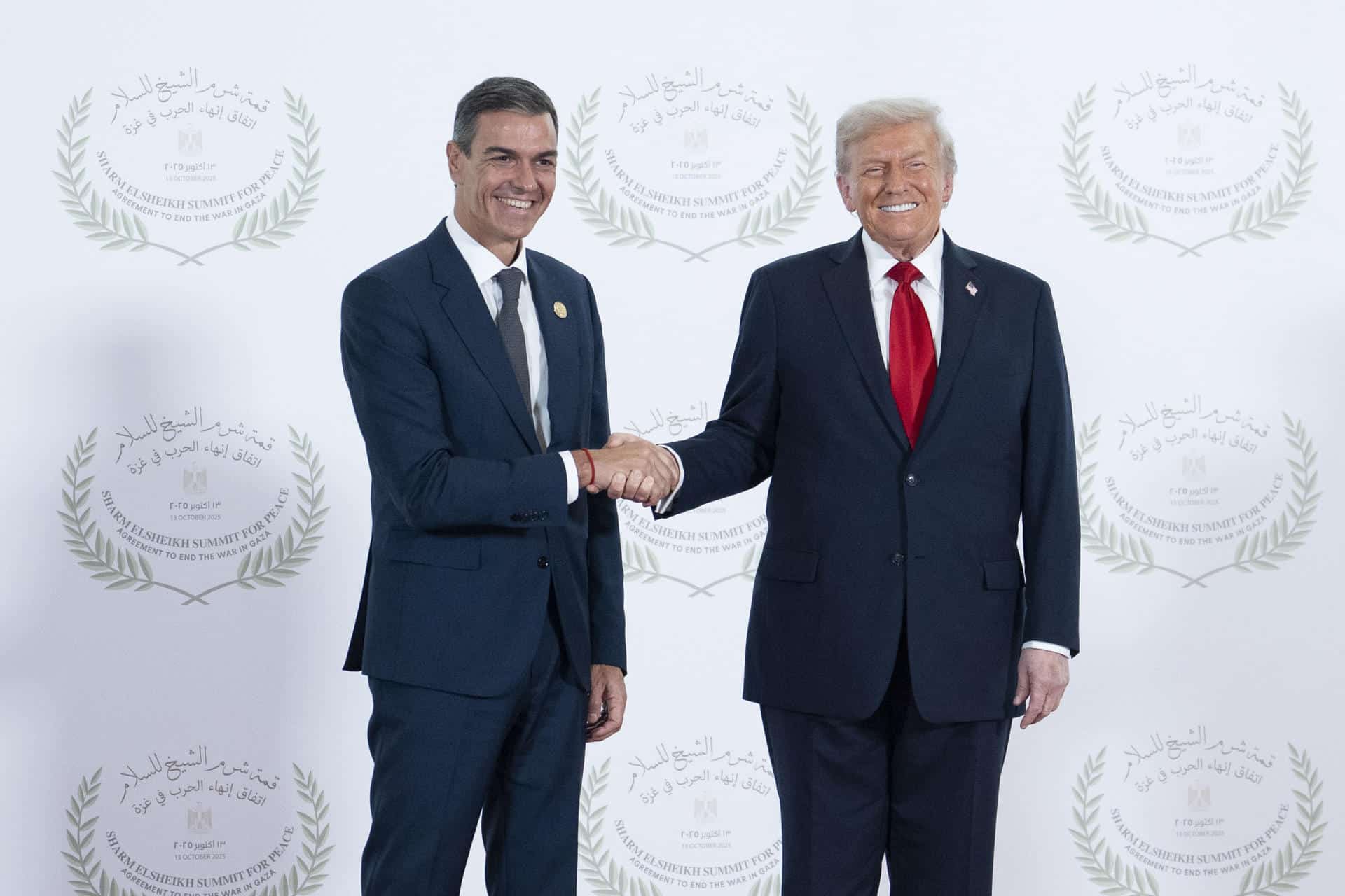 El presidente del Gobierno, Pedro Sánchez (i), posa junto al presidente estadounidense, Donald Trump, durante la ceremonia de firma del Plan de Paz para Oriente Próximo, en Sharm El-Sheij (Egipto), el 13 de octubre de 2025. EFE/ Borja Puig De La Bellacasa/SÓLO USO EDITORIAL/SÓLO DISPONIBLE PARA ILUSTRAR LA NOTICIA QUE ACOMPAÑA (CRÉDITO OBLIGATORIO)