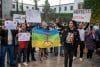 Manifestantes sostienen pancartas y agitan banderas durante una protesta organizada por el colectivo autodenominado GenZ 212 en Rabat, Marruecos. EFE/EPA/JALAL MORCHIDI