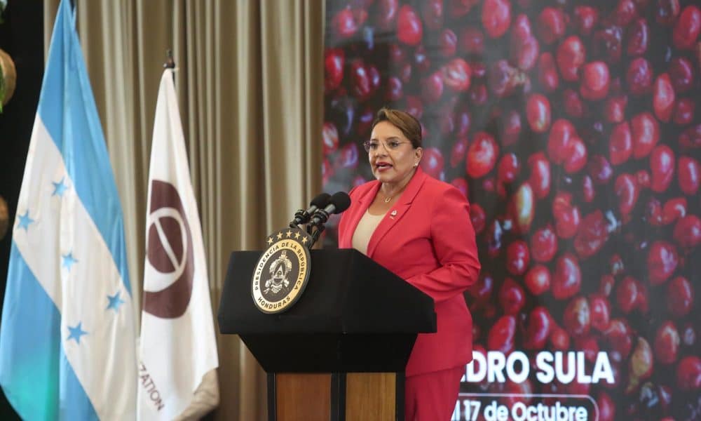 La presidenta de Honduras, Xiomara Castro, habla en la inauguración la 140 edición del Consejo Internacional del Café este lunes, en San Pedro Sula (Honduras). EFE/ José Valle