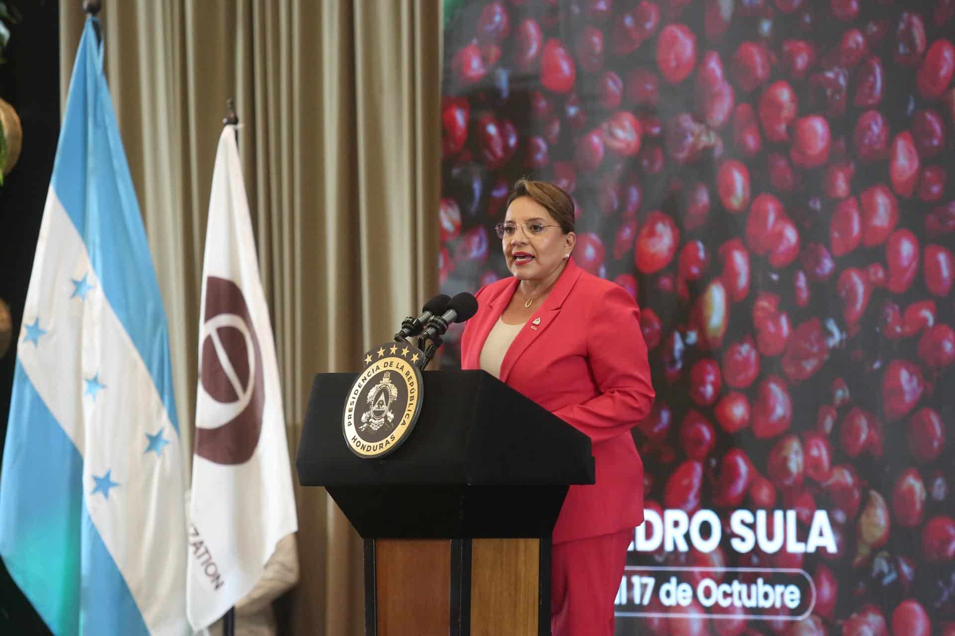 La presidenta de Honduras, Xiomara Castro, habla en la inauguración la 140 edición del Consejo Internacional del Café este lunes, en San Pedro Sula (Honduras). EFE/ José Valle