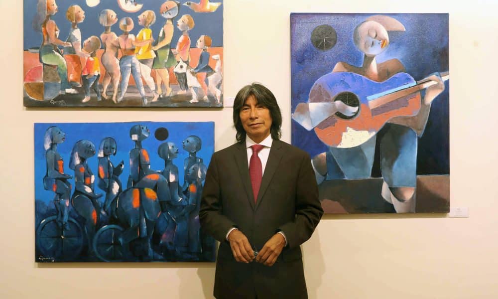 El pintor ecuatoriano Olmedo Quimbita posa durante la inauguración de la exposición 'Destellos de Luz' este jueves, en Lima (Perú). EFE/ Paolo Aguilar