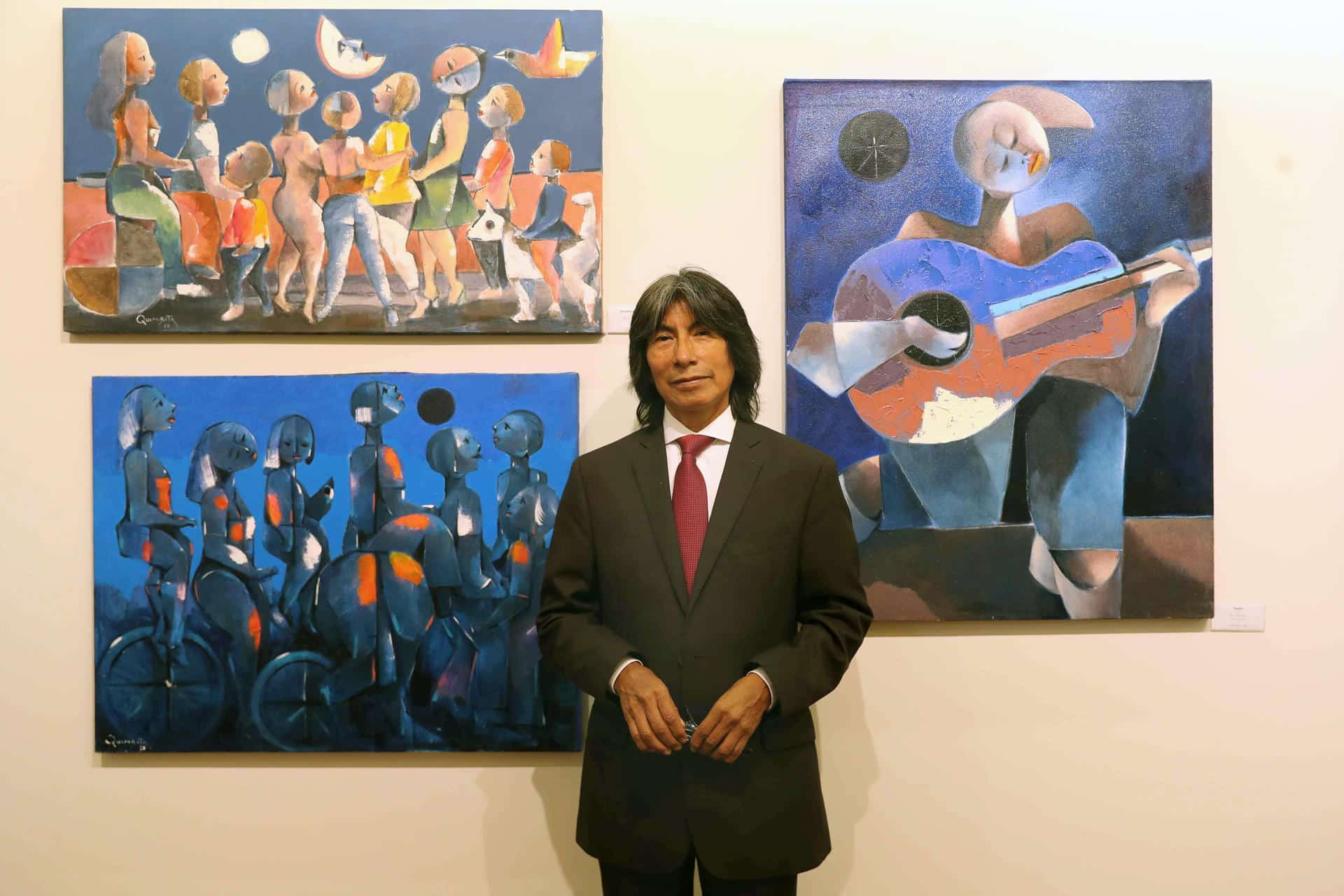 El pintor ecuatoriano Olmedo Quimbita posa durante la inauguración de la exposición 'Destellos de Luz' este jueves, en Lima (Perú). EFE/ Paolo Aguilar