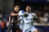 El extremo de Sporting San Miguelito Ramsés Shadith de León (d) disputa el balón este jueves en el partido que ha clasificado a Xelajú a las semifinales de la Copa Centroamericana de la Concacaf. EFE/ Bienvenido Velasco
