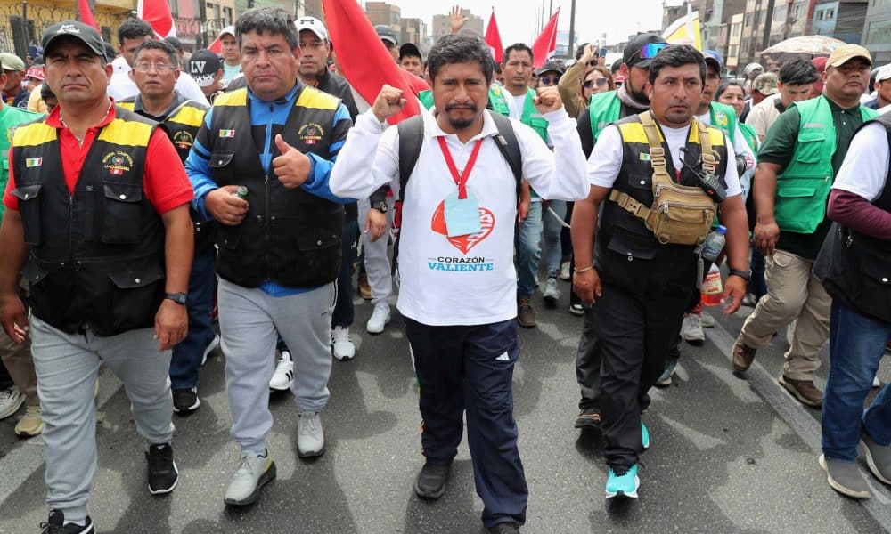 El alcalde de la provincia de Pataz, Aldo Carlos Mariños (c), participa en una manifestación este 13 de octubre de 2025, en Lima (Perú). EFE/ Paolo Aguilar