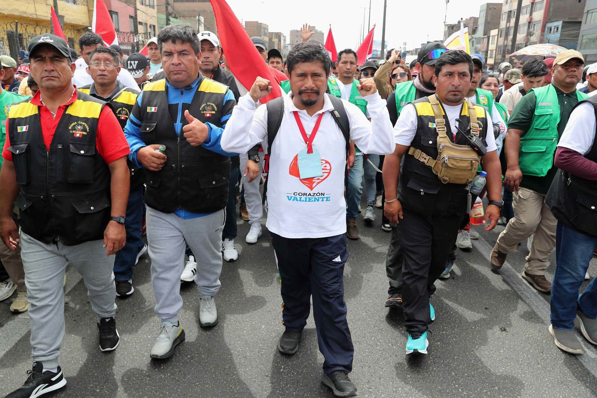 El alcalde de la provincia de Pataz, Aldo Carlos Mariños (c), participa en una manifestación este 13 de octubre de 2025, en Lima (Perú). EFE/ Paolo Aguilar
