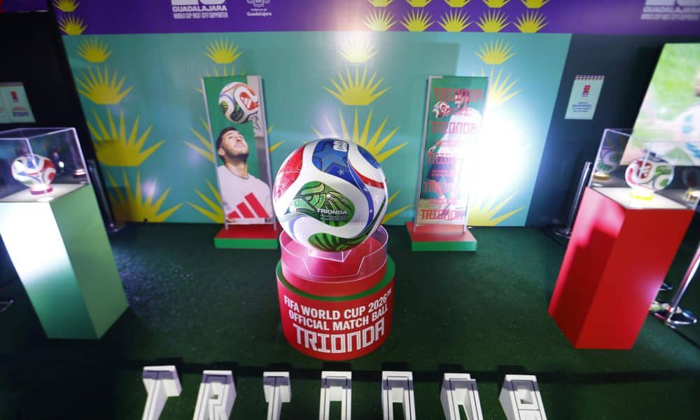 Fotografía que muestra el balón oficial de la Copa Mundial 2026 ‘Trionda’, durante la inauguración del pabellón 'El Alma del Mundial' este viernes, en Guadalajara (México). EFE/ Francisco Guasco