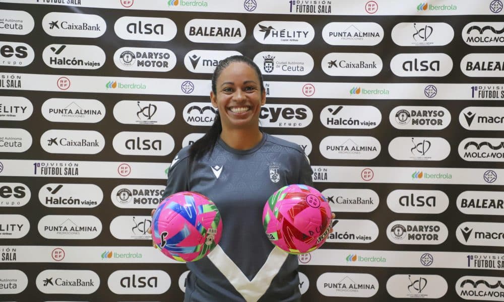 La portera internacional brasileña Sara Soares, en las filas del AD Ceuta de la Primera División Iberdrola, tiene claro que las selecciones de Brasil y España son las "claras favoritas" para ganar el primer mundial de fútbol sala femenino y que otras como "Portugal, Italia o Argentina" estarán cerca del pódium. EFE/ Rafael Peña.