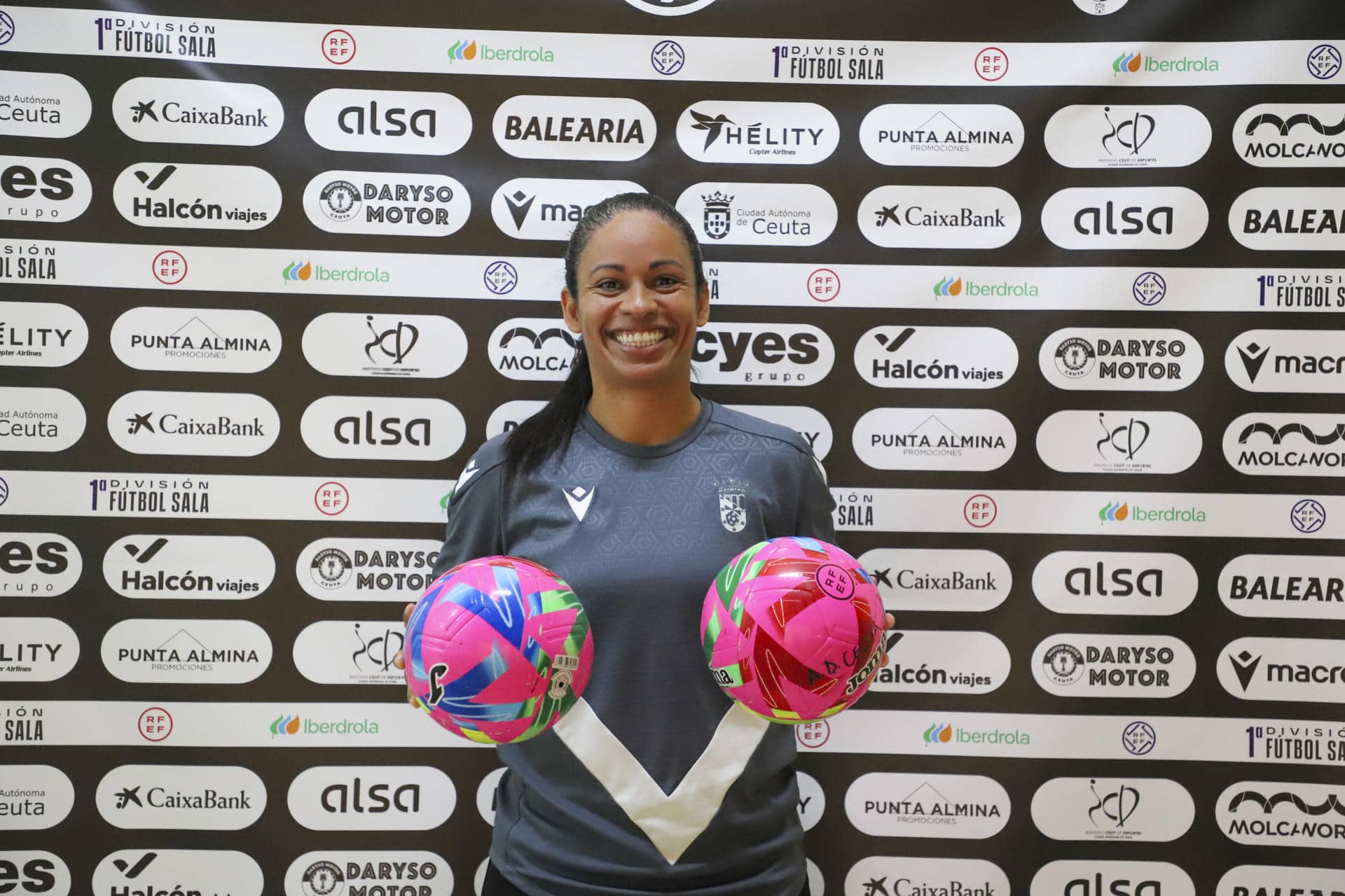 La portera internacional brasileña Sara Soares, en las filas del AD Ceuta de la Primera División Iberdrola, tiene claro que las selecciones de Brasil y España son las "claras favoritas" para ganar el primer mundial de fútbol sala femenino y que otras como "Portugal, Italia o Argentina" estarán cerca del pódium. EFE/ Rafael Peña.