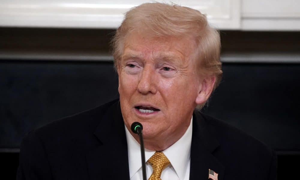 El presidente de Estados Unidos, Donald Trump, habla durante una mesa redonda en la Casa Blanca en Washington, DC, EE. UU., el 23 de octubre de 2025. EFE/WILL OLIVER / POOL POOL