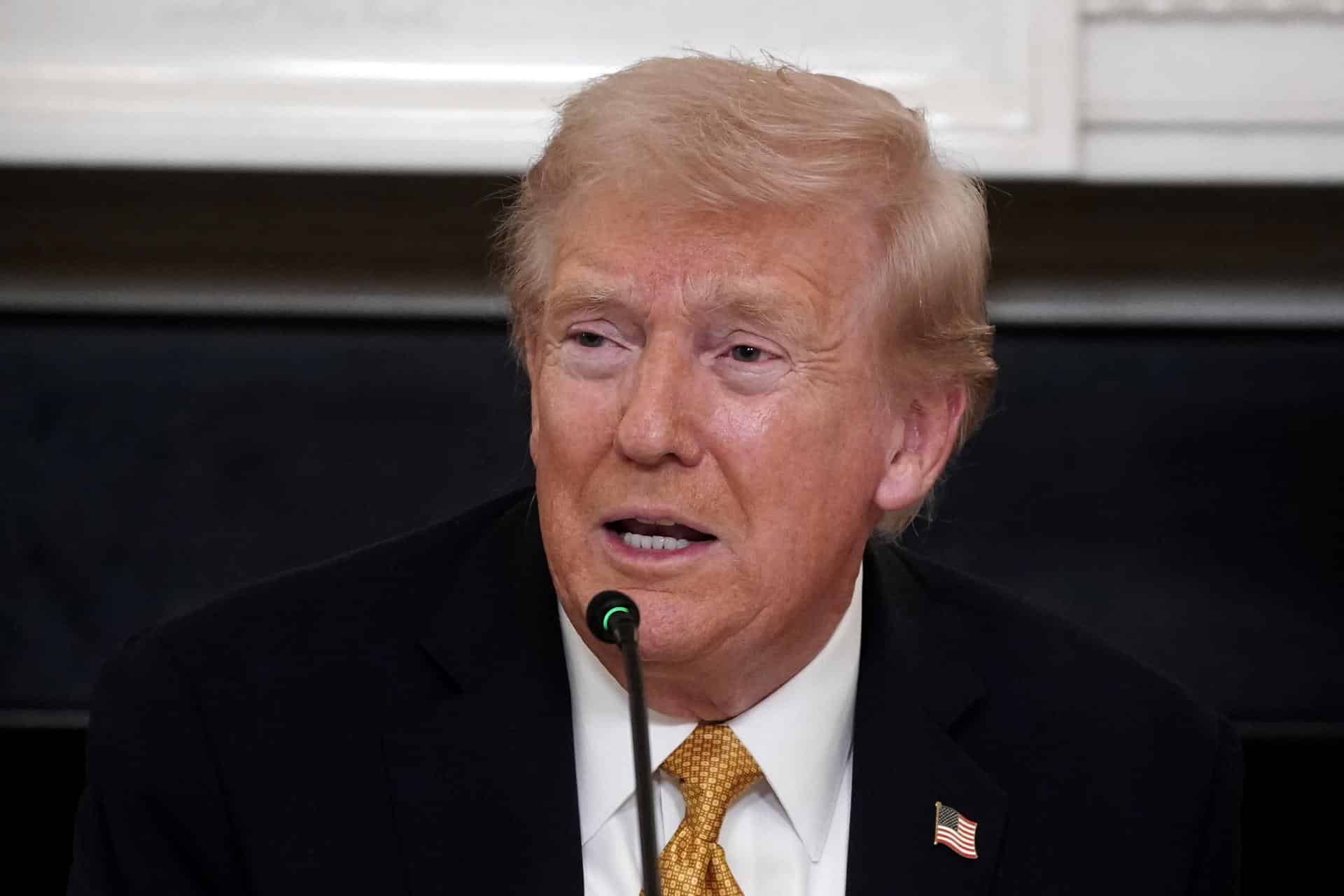 El presidente de Estados Unidos, Donald Trump, habla durante una mesa redonda en la Casa Blanca en Washington, DC, EE. UU., el 23 de octubre de 2025. EFE/WILL OLIVER / POOL POOL