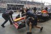 Los mecánicos empujan el coche del piloto de Red Bull Max Verstappen, en la calle de boxes durante los entrenamientos libres para el Gran Premio de Singapur de Fórmula 1. EFE/EPA/FAZRY ISMAIL
