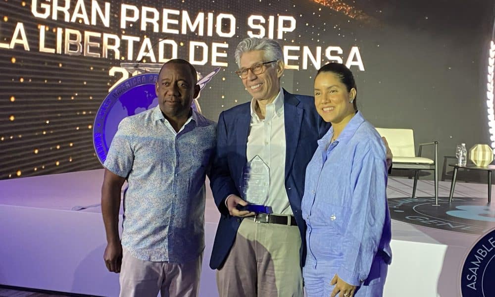 El ganador del Premio a la Libertad de Prensa de la Sociedad Interamericana de Prensa (SIP), el periodista colombiano Daniel Coronell (c), posa junto con otros asistentes este sábado, durante la 81ª Asamblea General de la SIP en Punta Cana (República Dominicana). EFE/ Pau Mompó Alberola