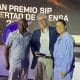 El ganador del Premio a la Libertad de Prensa de la Sociedad Interamericana de Prensa (SIP), el periodista colombiano Daniel Coronell (c), posa junto con otros asistentes este sábado, durante la 81ª Asamblea General de la SIP en Punta Cana (República Dominicana). EFE/ Pau Mompó Alberola
