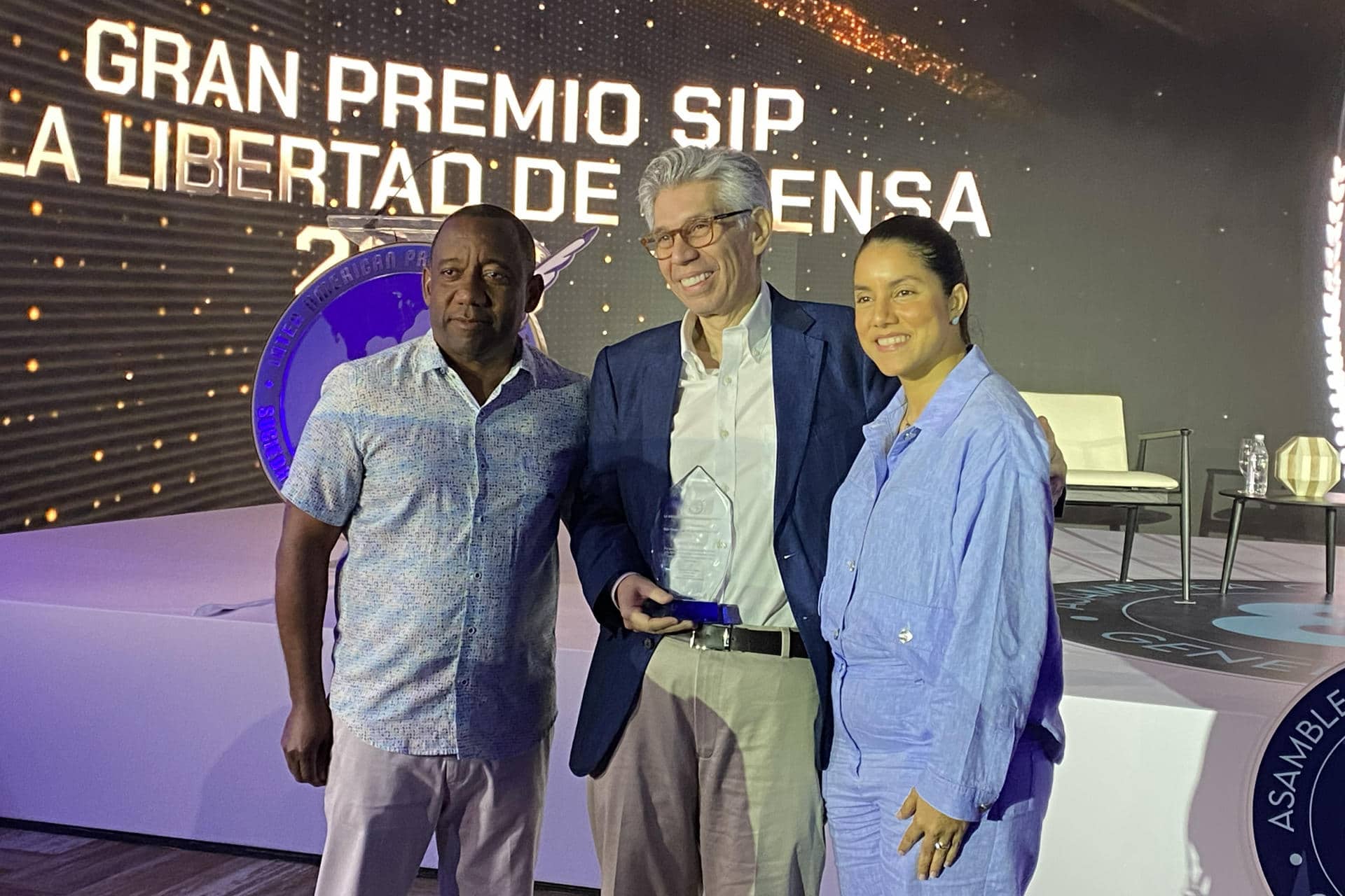 El ganador del Premio a la Libertad de Prensa de la Sociedad Interamericana de Prensa (SIP), el periodista colombiano Daniel Coronell (c), posa junto con otros asistentes este sábado, durante la 81ª Asamblea General de la SIP en Punta Cana (República Dominicana). EFE/ Pau Mompó Alberola