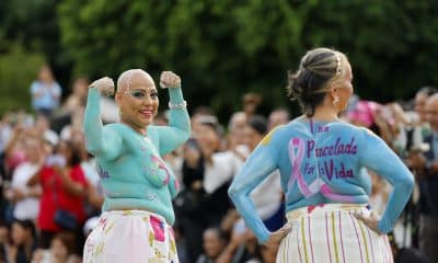 Mujeres sobrevivientes de cáncer de mama desfilan este lunes, en el Museo Cabañas en Guadalajara (México). EFE/ Francisco Guasco