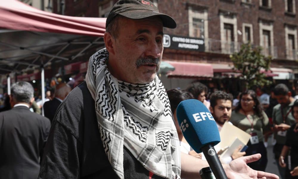 El representante de Mexicanos Unidos, Armando Soto, habla durante una entrevista con EFE este martes, en Ciudad de México (México). EFE/José Méndez