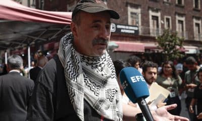 El representante de Mexicanos Unidos, Armando Soto, habla durante una entrevista con EFE este martes, en Ciudad de México (México). EFE/José Méndez