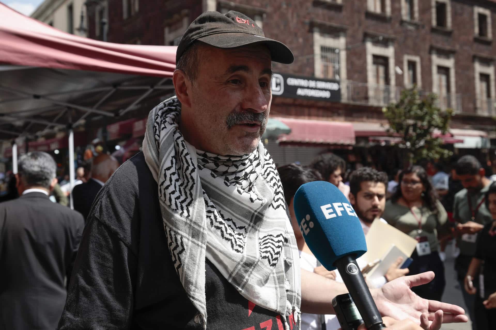 El representante de Mexicanos Unidos, Armando Soto, habla durante una entrevista con EFE este martes, en Ciudad de México (México). EFE/José Méndez