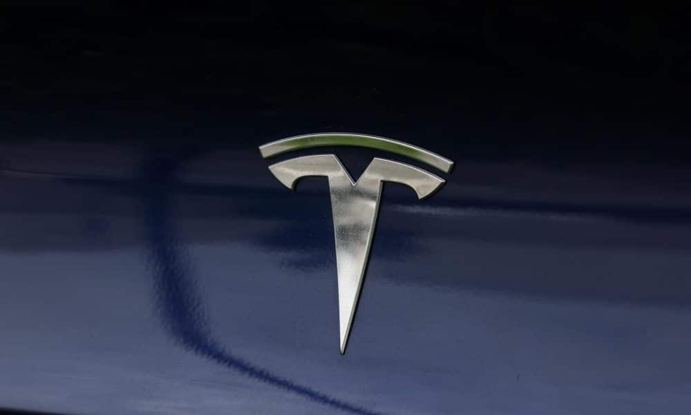 Fotografía de archivo del logo de Tesla. EFE/EPA/CAROLINE BREHMAN