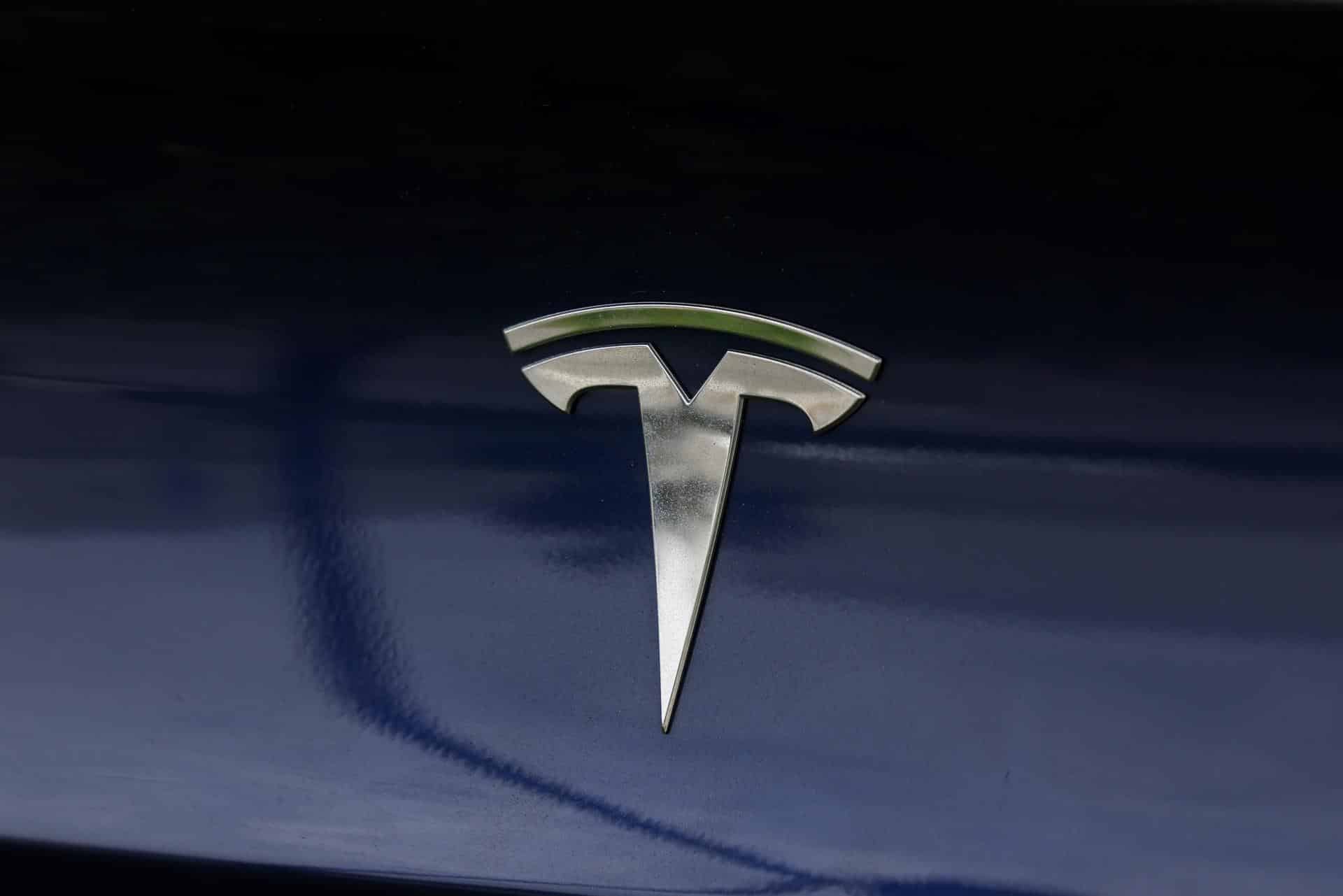 Fotografía de archivo del logo de Tesla. EFE/EPA/CAROLINE BREHMAN