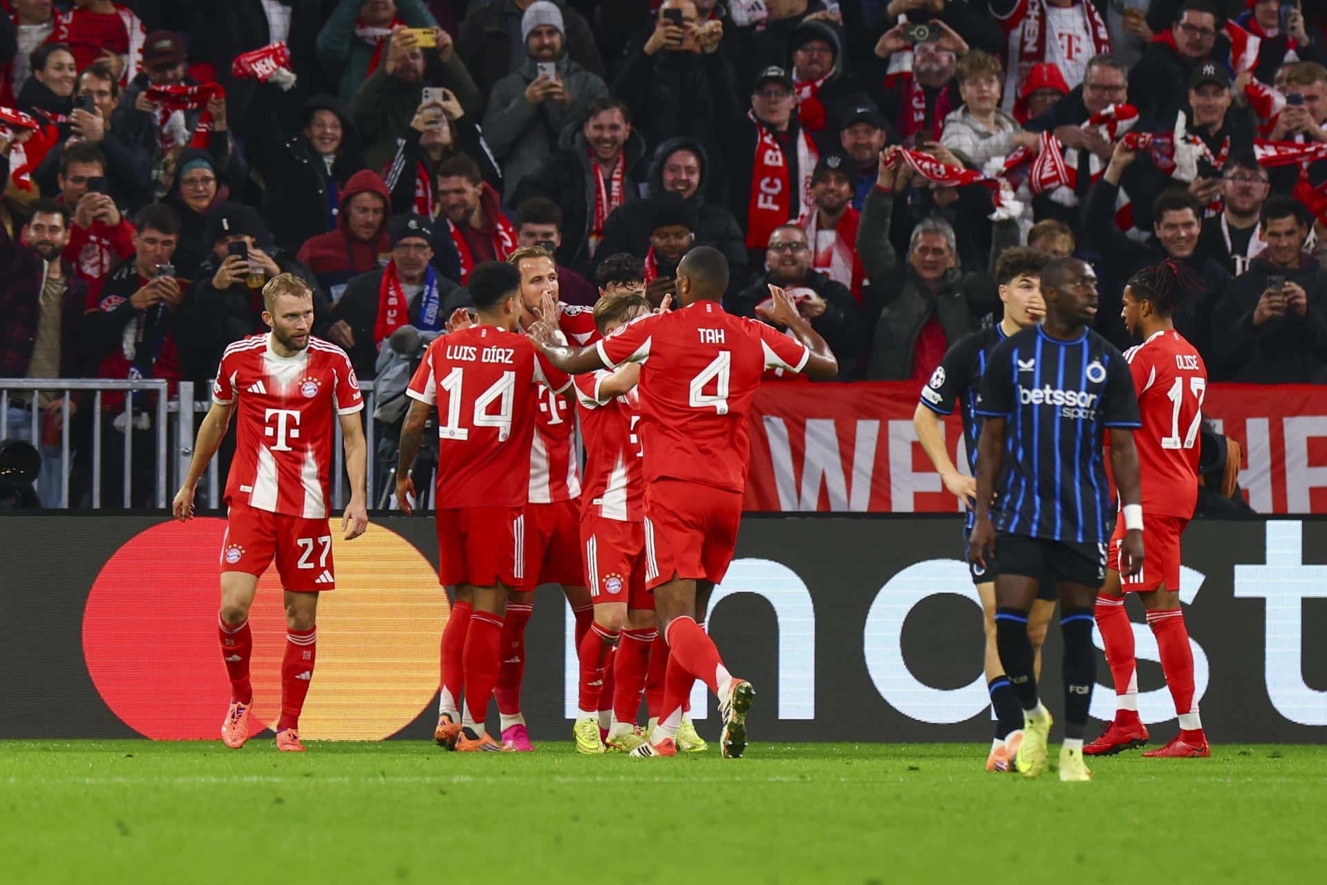 Los jugadores del Bayern celebran el gol de Harry Kane of Munich (C) d, el 2-0, durante el partido de la UEFA Champions League que han jugado FC Bayern Munich y Club Brugge KV en Múnich, Alemania. EFE/EPA/ANNA SZILAGYI