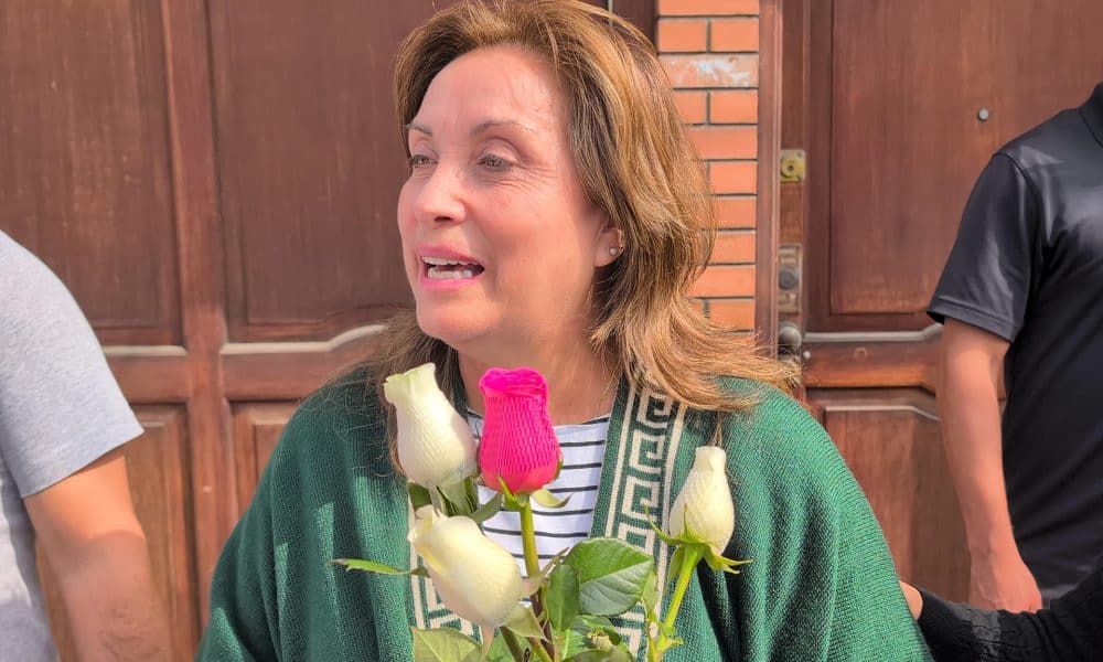 La expresidenta de Perú Dina Boluarte habla con simpatizantes este sábado, en Lima (Perú). EFE/ Fernando Gimeno