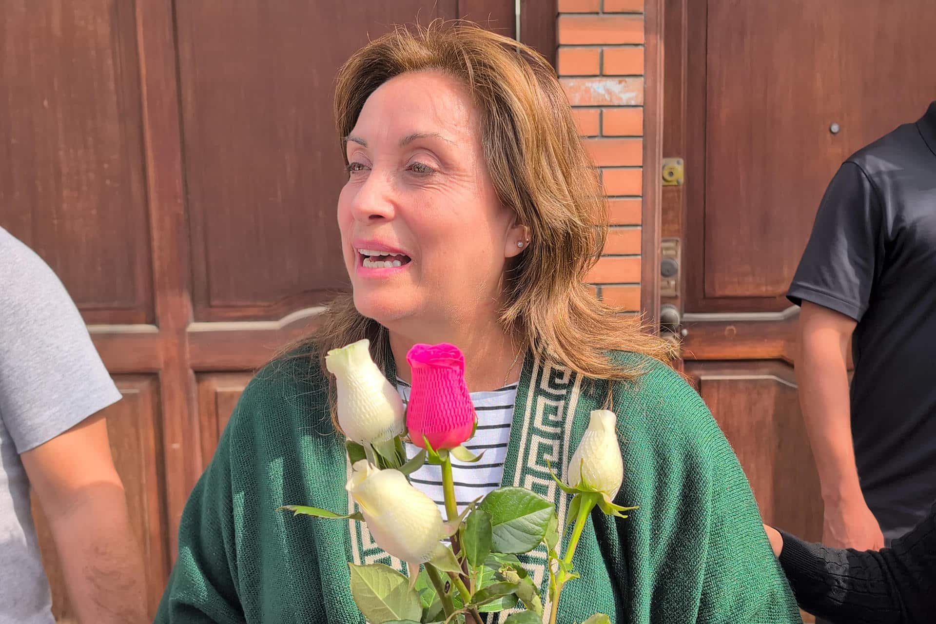La expresidenta de Perú Dina Boluarte habla con simpatizantes este sábado, en Lima (Perú). EFE/ Fernando Gimeno