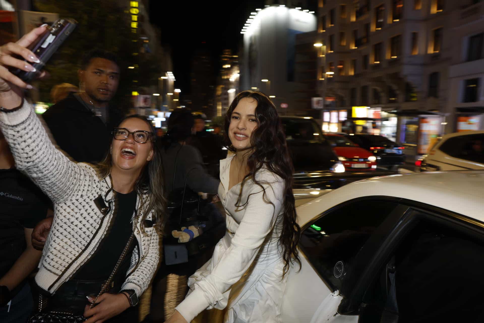 La artista Rosalía a su llegada a Callao en una aparición sorpresa para presentar su cuarto álbum, este lunes en Madrid. EFE/ Juanjo Martín