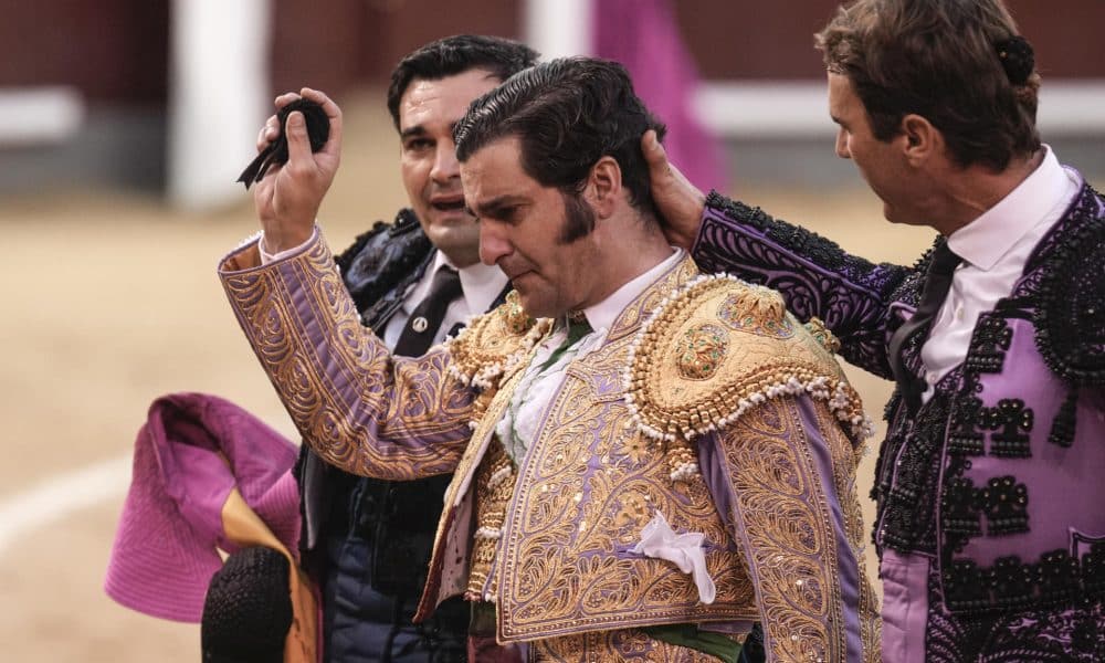 MADRID, 12/10/2025.- El diestro Morante de la Puebla durante el festejo taurino de la Feria de Otoño celebrado este domingo en la plaza de Las Ventas, en Madrid. EFE/ Borja Sánchez-Trillo