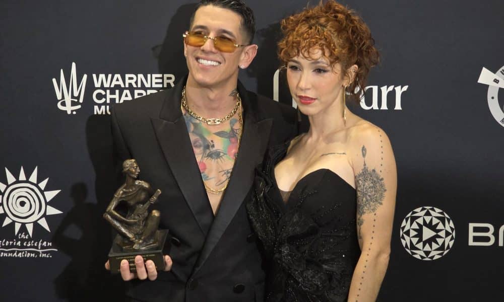 El cantante puertorriqueño Lenny Távarez y su pareja Natasha Nazario posan este jueves, en el Flamingo Theatre, en Miami (EE.UU.). EFE/ Alberto Boal