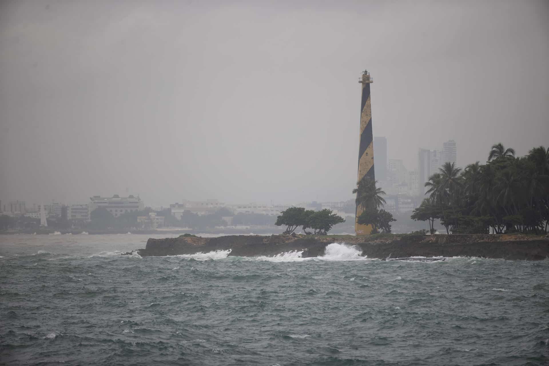 Fotografía de la lluvia durante el paso del huracán Melissa en Santo Domingo (República Dominicana). EFE/ Orlando Barría