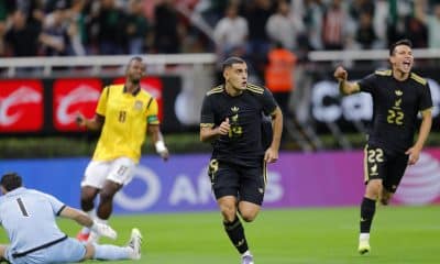 Germán Berterame (c) de México celebra un gol este martes, durante un partido amistoso entre la selección de México y Ecuador, en el Estadio Akron, en Guadalajara (México). EFE/ Francisco Guasco