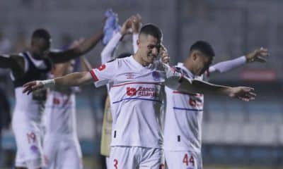 Jugadores del Olimpia celebran este jueves en Tegucigalpa la clasificación a las semifinales de la Copa Centroamericana, instancia en la que se medirán con el Alajuelense costarricense. EFE/ Gustavo Amador