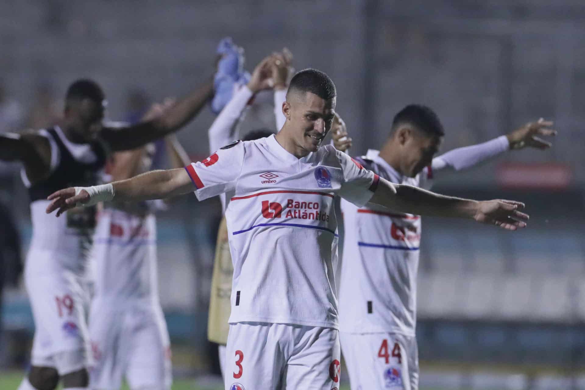 Jugadores del Olimpia celebran este jueves en Tegucigalpa la clasificación a las semifinales de la Copa Centroamericana, instancia en la que se medirán con el Alajuelense costarricense. EFE/ Gustavo Amador