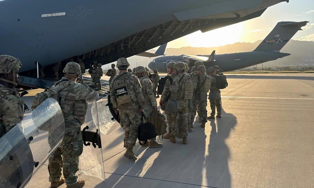 Fotografía tomada de la cuenta oficial @GregAbbott_TX en la red social X del gobernador de Texas Greg Abbott donde aparecen integrantes de la Guardia Nacional de Texas embarcando en un avión rumbo a Chicago. Cerca de la mitad de los 200 soldados de la Guardia Nacional de Texas enviados al estado de Illinois para proteger a agentes federales llegaron este martes al área de Chicago, según informaron CNN y The New York Times, citando este último fuentes militares "familiarizadas con el despliegue".EFE/ @GregAbbott_TX