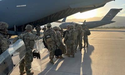 Fotografía tomada de la cuenta oficial @GregAbbott_TX en la red social X del gobernador de Texas Greg Abbott donde aparecen integrantes de la Guardia Nacional de Texas embarcando en un avión rumbo a Chicago. Cerca de la mitad de los 200 soldados de la Guardia Nacional de Texas enviados al estado de Illinois para proteger a agentes federales llegaron este martes al área de Chicago, según informaron CNN y The New York Times, citando este último fuentes militares "familiarizadas con el despliegue".EFE/ @GregAbbott_TX