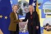 Presidenta del Consejo de Ministros de Bosnia y Herzegovina Borjana Kristo (D) y la Presidenta de la Comisión Europea Ursula von der Leyen (I) se dan la mano antes de su reunión en Sarajevo, Bosnia y Herzegovina, 14 de octubre de 2025. Von der Leyen está en Bosnia y Herzegovina como parte de su gira por los países de los Balcanes Occidentales. (Bosnia-Herzegovina) EFE/EPA/AMER KAJMOVIC BOSNIA AND HERZEGOVINA OUT