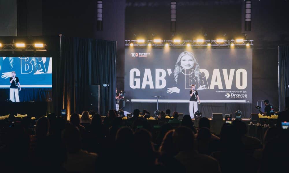 Fotografía sin fecha cedida por Bravos Leadership que muestra a su directora general, Gaby Bravo, hablando en un evento en Estados Unidos. EFE/ Keylla Medina/  Bravos Leadership