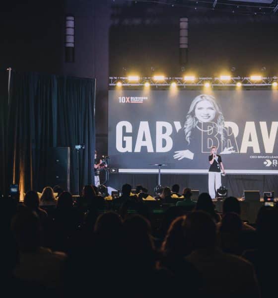 Fotografía sin fecha cedida por Bravos Leadership que muestra a su directora general, Gaby Bravo, hablando en un evento en Estados Unidos. EFE/ Keylla Medina/  Bravos Leadership