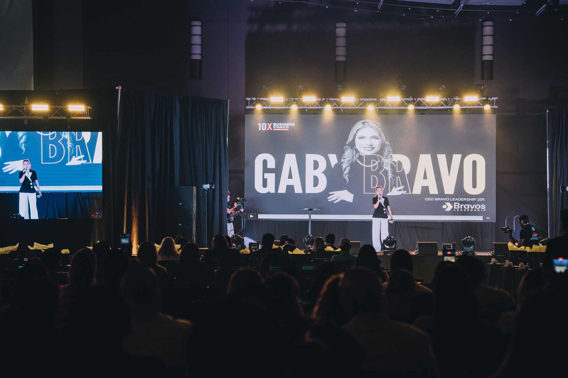 Fotografía sin fecha cedida por Bravos Leadership que muestra a su directora general, Gaby Bravo, hablando en un evento en Estados Unidos. EFE/ Keylla Medina/  Bravos Leadership