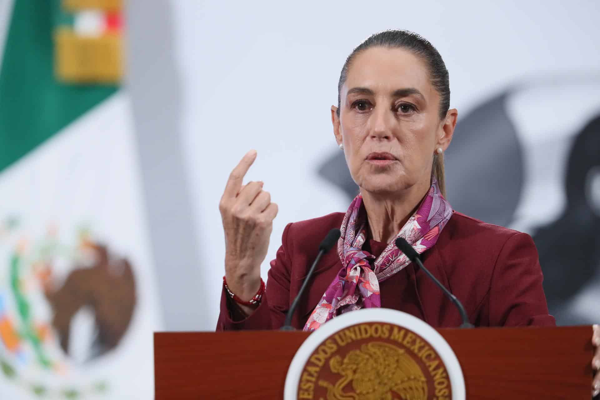 La presidenta de México, Claudia Sheinbaum, habla en una rueda de prensa este jueves, en Palacio Nacional de la Ciudad de México (México). EFE/Mario Guzmán