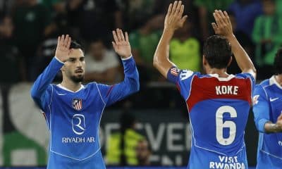 Los jugadores del Atlético de Madrid, Álex Baena (i) y Koke, celebran el segundo gol del equipo colchonero durante el partido de la jornada 10 de LaLiga EA Sports que Real Betis y Atlético de Madrid disputaron en el Estadio La Cartuja de Sevilla. EFE/ Julio Muñoz