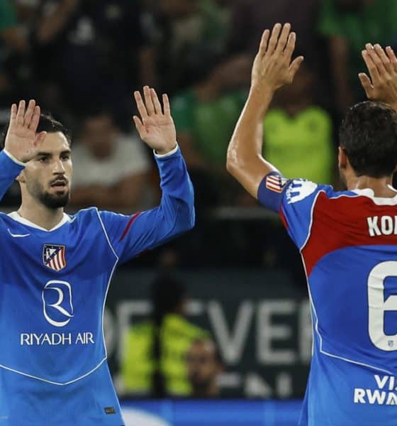 Los jugadores del Atlético de Madrid, Álex Baena (i) y Koke, celebran el segundo gol del equipo colchonero durante el partido de la jornada 10 de LaLiga EA Sports que Real Betis y Atlético de Madrid disputaron en el Estadio La Cartuja de Sevilla. EFE/ Julio Muñoz