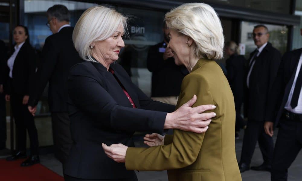 La presidenta del Consejo de Ministros de Bosnia y Herzegovina, Borjana Kristo (I), recibe a la presidenta de la Comisión Europea, Ursula von der Leyen (D), antes de su reunión en Sarajevo, Bosnia y Herzegovina, 14 de octubre de 2025. Von der Leyen está en Bosnia y Herzegovina como parte de su gira por los países de los Balcanes Occidentales. (Bosnia-Herzegovina) EFE/EPA/AMER KAJMOVIC BOSNIA AND HERZEGOVINA OUT
