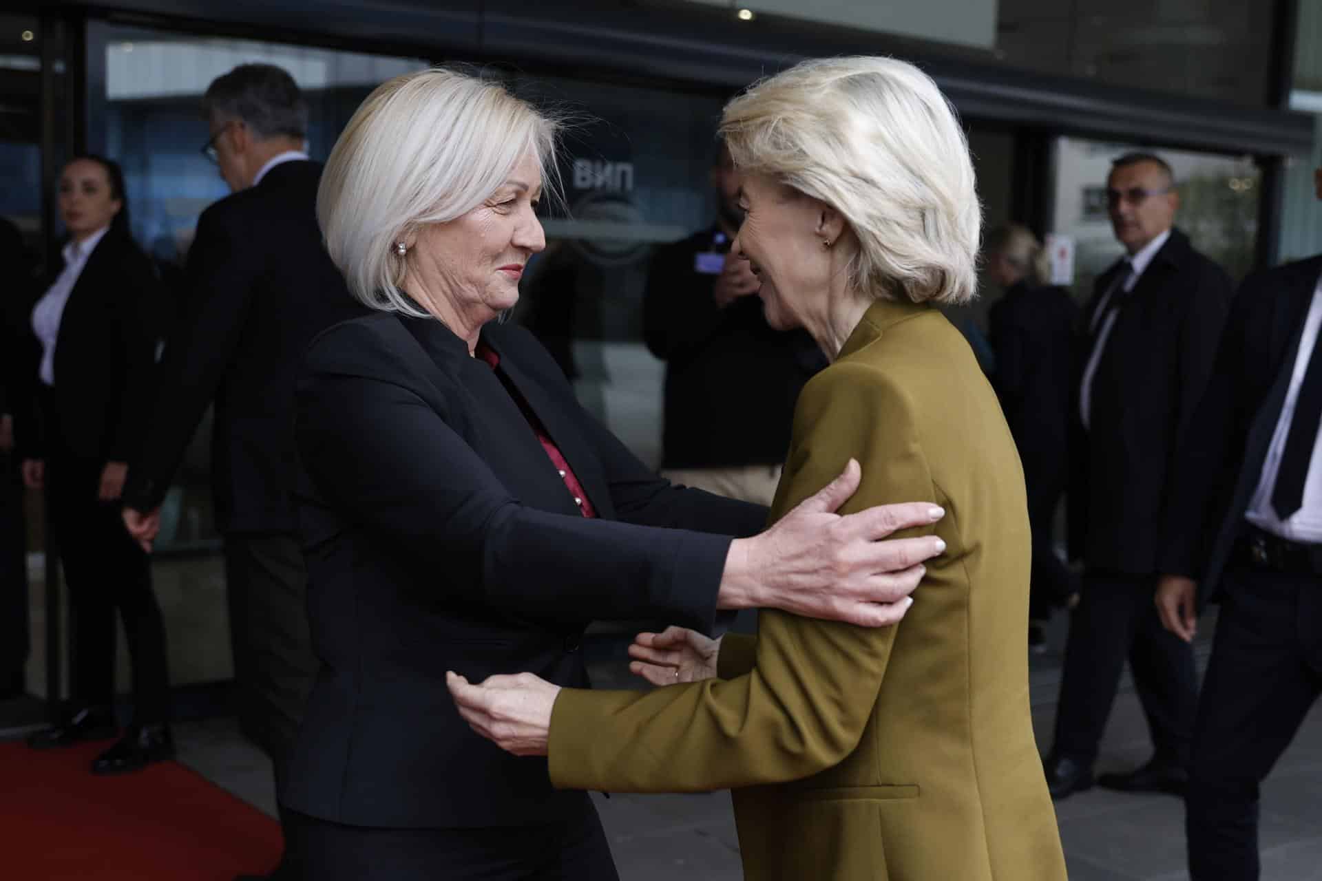 La presidenta del Consejo de Ministros de Bosnia y Herzegovina, Borjana Kristo (I), recibe a la presidenta de la Comisión Europea, Ursula von der Leyen (D), antes de su reunión en Sarajevo, Bosnia y Herzegovina, 14 de octubre de 2025. Von der Leyen está en Bosnia y Herzegovina como parte de su gira por los países de los Balcanes Occidentales. (Bosnia-Herzegovina) EFE/EPA/AMER KAJMOVIC BOSNIA AND HERZEGOVINA OUT