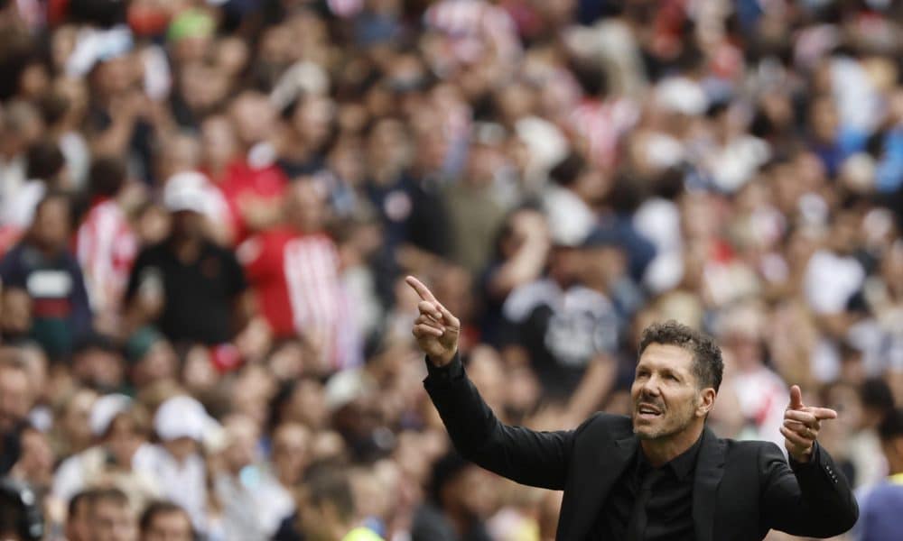 Simeone, en una foto de archivo durante un partido en el Metropolitano. EFE/Sergio Pérez