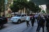 Fotografía que muestra vehículos del Ministerio Público (Fiscalía) durante un allanamiento en el Ministerio de Gobernación (Interior) este viernes, en Ciudad de Guatemala (Guatemala). EFE/ Mariano Macz