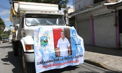 Fotografía de un vehículo durante una caravana por la Paz este sábado, en el municipio de Chilpancingo, en Guerrero (México). EFE/José Luis de la Cruz