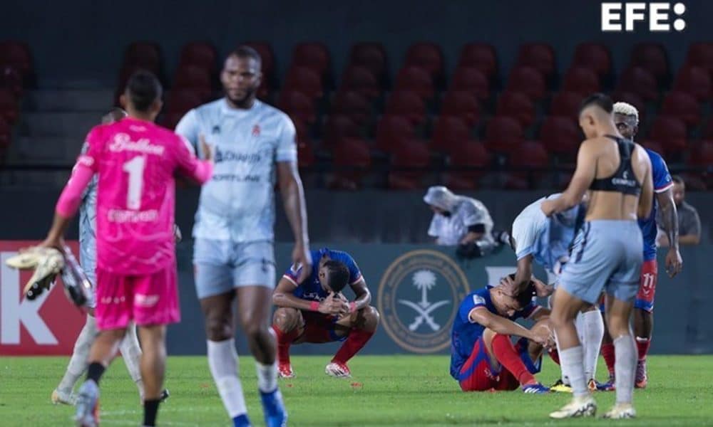 Jugadores de Plaza Amador yacen este miércoles en el césped del estadio Rommel Fernández, de Ciudad de Panamá, lamentando la pérdida del último cupo en la Copa Centroamericana ante Sporting San Miguelito. EFE/ Eliecer Augusto Aizprua Banfield
