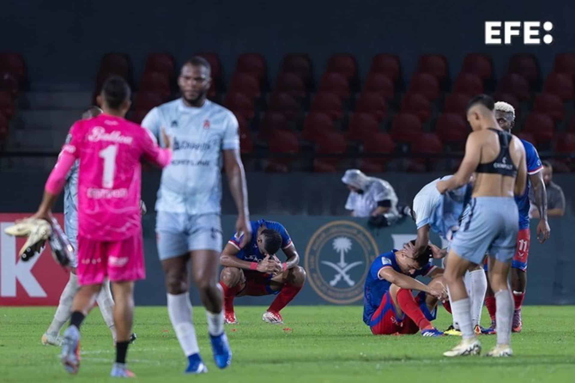 Jugadores de Plaza Amador yacen este miércoles en el césped del estadio Rommel Fernández, de Ciudad de Panamá, lamentando la pérdida del último cupo en la Copa Centroamericana ante Sporting San Miguelito. EFE/ Eliecer Augusto Aizprua Banfield